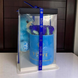 Pachet de lux A Drop of Love cu ursulet de plus bleu 21 cm si aranjament catifea cu 9 trandafiri de sapun albastri si lagurus - Img 4