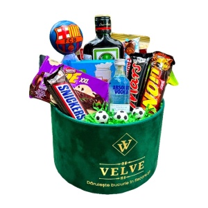 Pachet Delice, in cutie neagra de catifea verde, Absolut 50ml,  Jagermeister 200ml, Snickers 50gr, Lion 42gr, Mars 51gr, My Motto 30gr, Joe 46gr, Ritter 100gr, Caju 100gr si minge decor