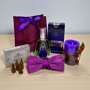Pachet Elegant Christmas, pentru barbati, cu parfum, lumanare festiva, conuri parfumate, papion elegant si punga cadou, Mov - Img 3