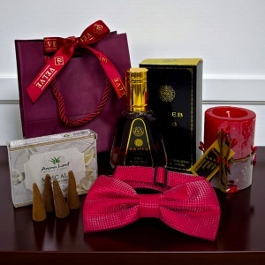 Pachet Elegant Christmas, pentru barbati, cu parfum, lumanare festiva, conuri parfumate, papion elegant si punga cadou, Rosu - Img 3