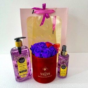 Pachet cadou Eyup,  aranjament cu 9 trandafiri mov de sapun, in cutie rosie de catifea, spray de corp 250ml Eyup Sabri-Tuncer, gel dus 750ml Eyup Sabri-Tuncer, in punga cadou