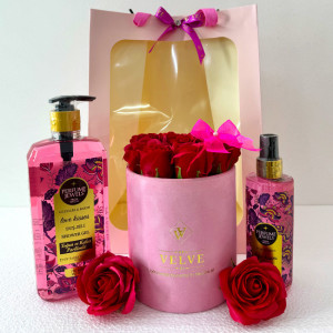 Pachet Eyup,  aranjament cu 9 trandafiri rosii de sapun, in cutie roz de catifea, spray de corp 250ml Eyup Sabri-Tuncer, gel dus 750ml Eyup Sabri-Tuncer, in punga cadou