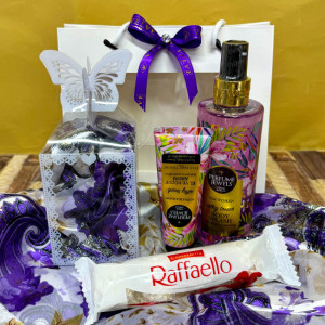 Pachet cadou Eyup, spray de corp 250ml Eyup Sabri-Tuncer, crema de maini si de corp 50ml Eyup Sabri-Tuncer, praline Raffaello 40gr, esarfa, in punga cadou, Mov