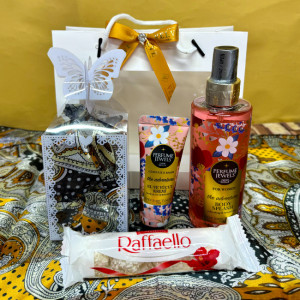 Pachet cadou Eyup, spray de corp 250ml Eyup Sabri-Tuncer, crema de maini si de corp 50ml Eyup Sabri-Tuncer, praline Raffaello 40gr, esarfa, in punga cadou, Auriu