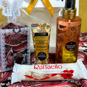 Pachet cadou Eyup, spray de corp 250ml Eyup Sabri-Tuncer, crema de maini si de corp 50ml Eyup Sabri-Tuncer, praline Raffaello 40gr, esarfa, in punga cadou, Maro