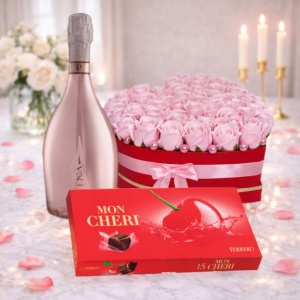 Pachet floral Cherry, cutie inima cu 31 trandafiri de sapun, Spumant Bottega Rose Gold, praline Mon Cheri