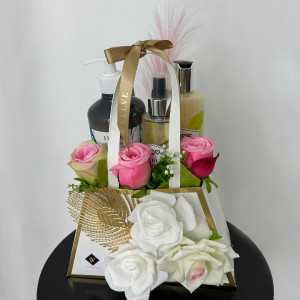 Pachet GiftDay, Lotiune Hidratanta de maini si corp I Love 500ml, Gel de dus I Love 375ml, Spray de corp I Love 150ml si aranjament floral - Img 5