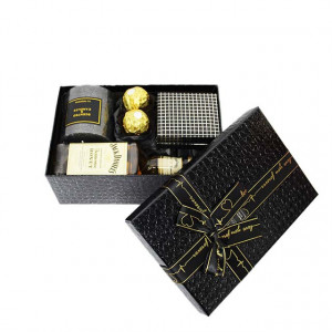 Pachet GiftDay pentru barbati, o sticla de Jack Daniel's Honey 200ml, cutiuta cu butoni si ac pentru cravata, Lumanare si Praline Ferrero, in cutie neagra, 21x14x9 cm4
