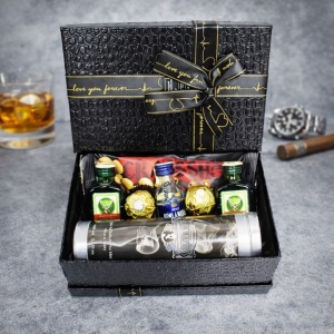 Pachet GiftDay pentru barbati, Parfum PcDesign Cuba Gray 100ml, arahide Mogyi, doua sticle de Jagermeister de 40ml, o sticla de vodka Finlandia 40ml si 2 Praline Ferrero, in cutie neagra, 21x14x9 cm