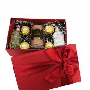 Pachet GiftDay pentru dama, Lumanare, Gel de dus Molton Brown Orange Bergamote 50ml, Lotiune de corp Vetiver Grapefruit 50ml si patru Praline Ferrero, in cutie rosie, 19.5x12x6.5 cm