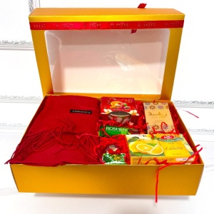 Pachet Merry Christmas, cu Sal rosu subtire, lumanare parfumata, parfum arabesc Raghba 50ml, ceai plicuri Fares, decoratiune glob, baton ciocolata Rosen 29 g, in cutie cadou