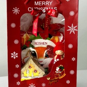 Pachet cadou Merry Christmas, cutie poseta cu dulciuri Roshen, figurina luminoasa in forma de bradut, din lemn, ingeras din plus si floare decorativa, in cutie cadou, Rosu
