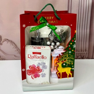 Pachet cadou cu dulciuri si ornamente perfect pentru Mos Nicolae si Craciun