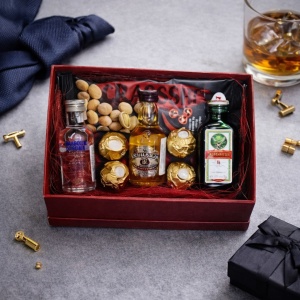 Pachet pentru barbati Happy, cu mini-bauturi alcoolice, praline Ferrero si alune picante, in cutie rosie