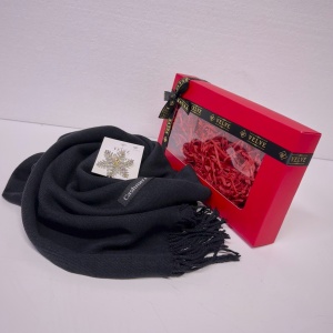 Pachet Secret Santa pentru femei, cu Esarfa de casmir si Brosa Fulg de Zapada, in cutie cadou, Negru, 25x15cm