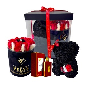 Pachet pentru indragostiti, Berny, aranjament floral cu trandafiri de sapun, parfum arabesc si ursulet floral, Negru-Rosu