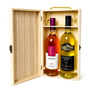 Pachet premium 2 vinuri in cutie din lemn gravata cu ilustratie conac