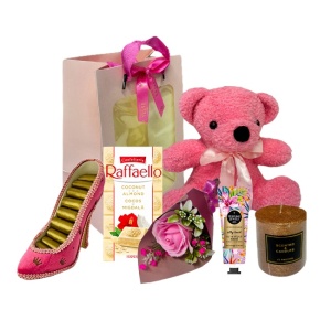 Pachet cadou Pure Affection, cu aranjament floral, cremă de mâini si de corp Eyup Sabri Tuncer, ursulet de plus, lumanare decorativa, tableta Raffaello si suport bijuterii tip pantof, in ambalaj elegant, Roz