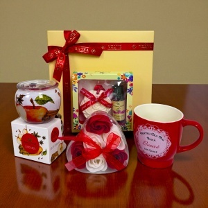 Pachet Pure Love "Pentru cea mai buna bunica", cana personalizata, lumanare parfumata, trandafiri de sapun si set aromatic, in cutie cadou - Img 4