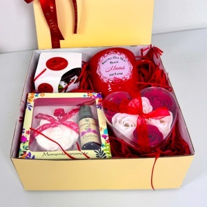Pachet Pure Love "Pentru cea mai buna mama", cana personalizata, lumanare parfumata, trandafiri de sapun si set aromatic, in cutie cadou - Img 5