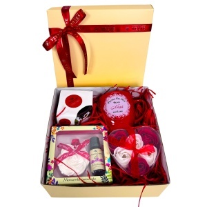 Pachet Pure Love "Pentru cea mai buna nasa", cu cana personalizata, lumanare parfumata, trandafiri de sapun si set aromatic, in cutie cadou - Img 6