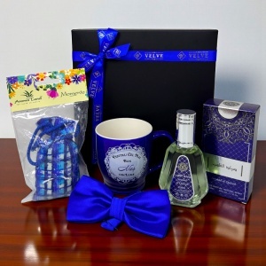 Pachet Pure Love "Pentru cel mai bun nas", parfum, cana personalizata, papion si odorizant auto, in cutie cadou - Img 2