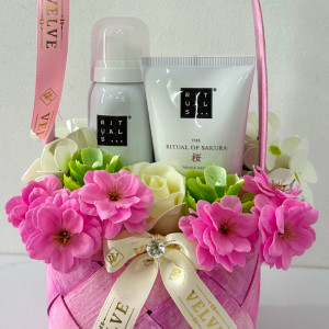 Pachet Sakura Feel, cu crema de corp si gel de dus Rituals, in cosulet cadou si aranjament floral, Roz 4