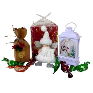 Pachet Secret Santa, cu decoratiune luminoasa tip felinar cu Om de Zapada, ingeras decorativ si bomboane de brad, in cutie transparenta, Alb