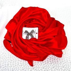 Pachet Silky pentru femei, cu esarfa eleganta si brosa, in cutie eleganta, Rosu