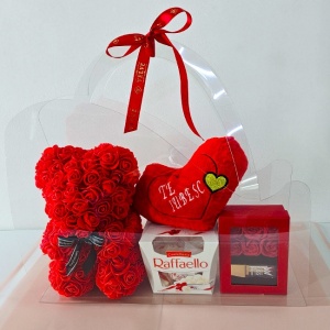 Pachet cadou complex The Scent of Joy in ambalaj tip poseta cu tematica Valentine's Day, pernuta plush cu mesaj 20x12 cm, ursulet din trandafiri spuma 25 cm, praline Raffaello 150 g si cutie Swet Kiss cu ruj,  Rosu