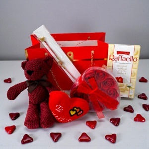 Pachet Special Valentine, cu ursuleț pluș 18 cm, inimioara plus 8 cm, cutie inima cu 12 trandafiri din sapun, bratara si tableta Raffaello, ambalate în cutie tip poseta - Img 3