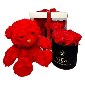 Pachet Special Valentine, ursulet Tommy 20 cm si aranjament cu 7 trandafiri de sapun, in cutie eleganta