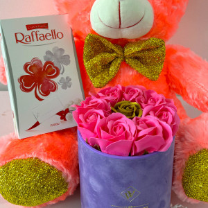 Pachet Sunny cu aranjament floral 9 trandafiri sapun, praline Raffaello 80gr, urs plus 40cm,  in punga cadou