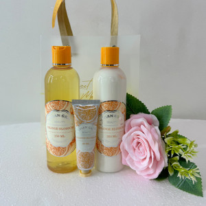 Pachet cadou Sweet Moment, gel dus 250ml Vivian Gray, crema corp 250ml Vivian Gray, crema maini 30ml Vivian Gray, trandafir artizanal, in punga eleganta cadou Portocaliu