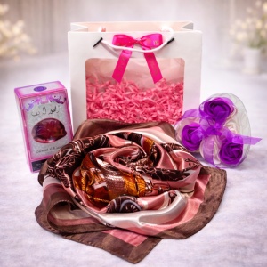 Pachet Tinky, apa de parfum arabesc Zahoor femei 50ml, esarfa si cutie cu trandafiri din sapun, in punga cu fereastra, Mov