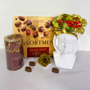 Pachet Vaza Girl cu aranjament floral inclus, praline Roshen Assortment 145gr, parfum arabesc Apa de Parfum Ard al Zaafaran, Huroof, Unisex 50 ml