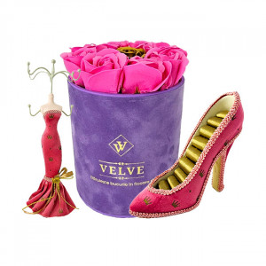 Pachet Velvet, cu 9 trandafiri de sapun, in cutie mov de catifea, Roz/Auriu, suport rosu pentru bijuterii in forma de silueta si pantof