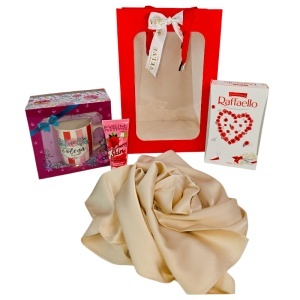 Set „Cea mai buna colega din lume”, esarfa eleganta, cana personalizata, praline Raffaello si crema de maini Eveline, in punga de cadou