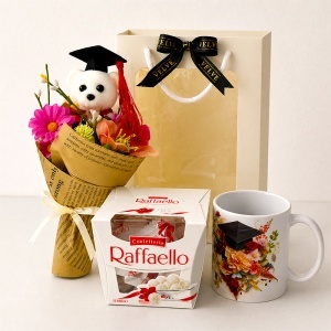 Set absolvire, cana portelan design toca 400 ml, buchet cu ursulet absolvent, Raffaello 150g si ambalaj elegant - Img 3