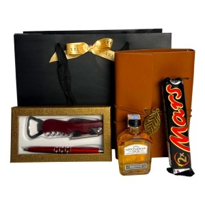 Set barbati Gentleman Choice, cu Jack Daniel's 50 ml, agenda vintage, pix și desfacator vin, baton Mars - Img 2