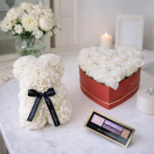 Set Cadou, Aranjament floral cutie inima rosie cu trandafiri albi de sapun, Ursulet floral Alb 25cm si Paleta fard