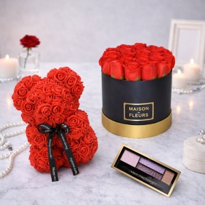 Set Cadou, Aranjament floral cutie rotunda neagra cu trandafiri rosii de sapun, Ursulet floral Rosu 25cm si Paleta fard