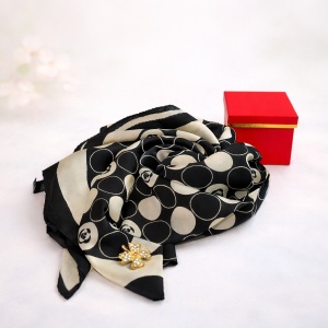 Set cadou For You, esarfa eleganta cu brosa aurie, ambalata in cutie premium, negru-bej