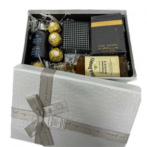 Set cadou Glamour pentru barbati, Parfum Ramz Silver 30ml, Jack Daniel's Honey 200ml, Gel de dus Molton Brown Ylang-Ylang 100ml,, cutie cu butoni si praline Ferrero, in cutie cadou alba 23x16x9 cm