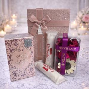 Set cadou Glamour pentru femei, Parfum Ajyad, Rose Paris 100ml, flori uscate parfumate, praline Raffaello 80gr si cutie roz eleganta, in cutie cadou roz 23x16x9 cm