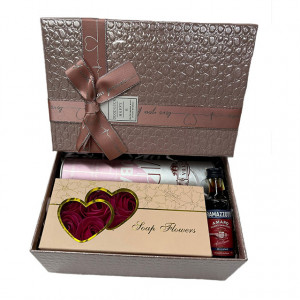 Set cadou Glamour pentru femei, Parfum Cuba, Vip 100ml, Trandafiri din sapun, Lichior Ramazzotti Amaro si cutie roz 21x14x8 cm