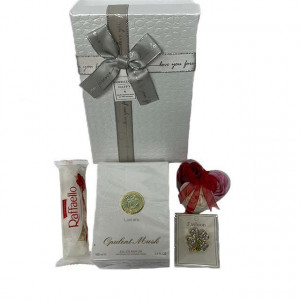 Set cadou Glamour pentru femei, Parfum Opulent Musk 100ml, Praline Raffaello, trei trandafiri din sapun si o brosa in forma de trifoi, in cutie cadou alba 21x14x8 cm
