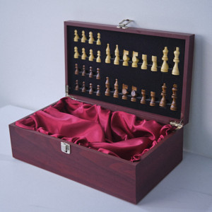 Set cadou King, cutie din lemn cu piese pentru sah si 2 compactimente pentru sticla de vin, 36 x 21 cm
