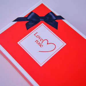 Set cadou Love Rose, cutie cu 6 trandafiri rosii din sapun si esarfa, rosu
