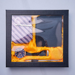 Set cadou pentru barbati ELEGANT COLLECTION, cutie cu portofel, ceas, curea, ochelari de soare, breloc si pix, 22X20 cm, Negru